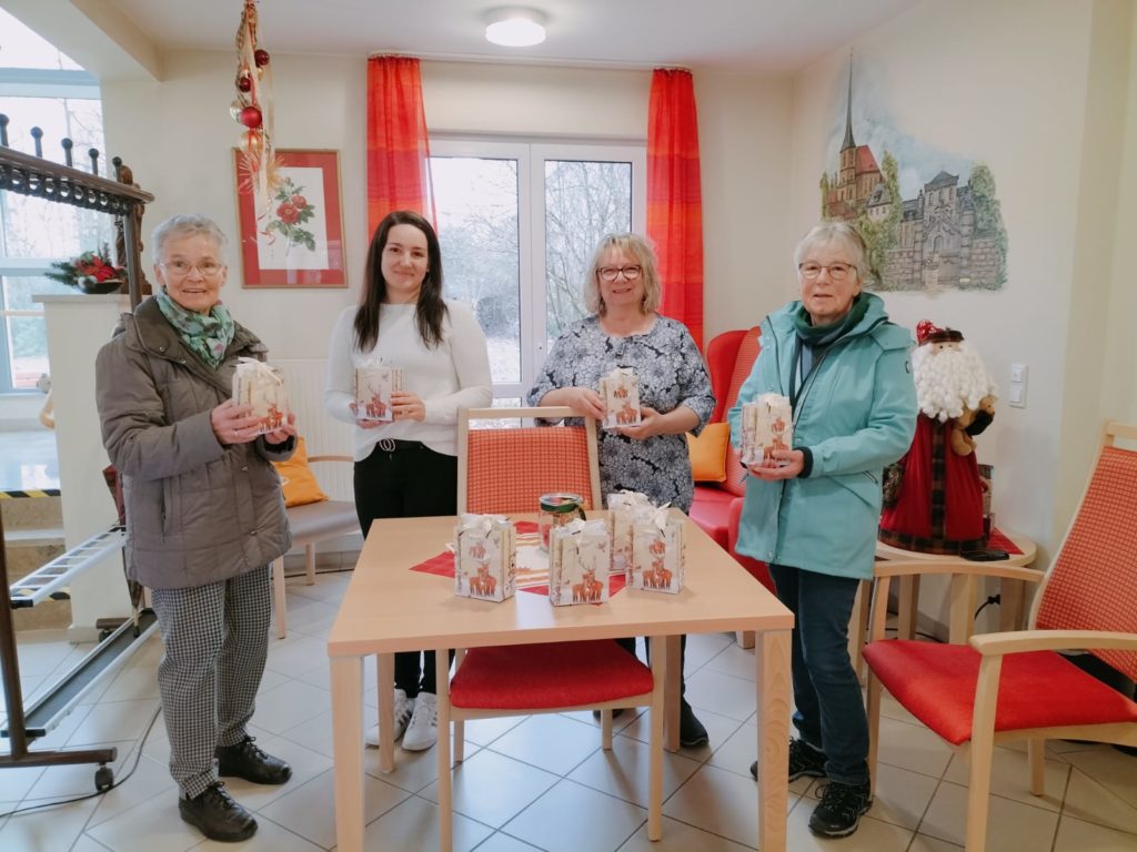 Diakonie Eckersdorf - der Freundeskreis übergibt Geschenke.