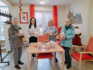 Diakonie Eckersdorf - der Freundeskreis übergibt Geschenke.