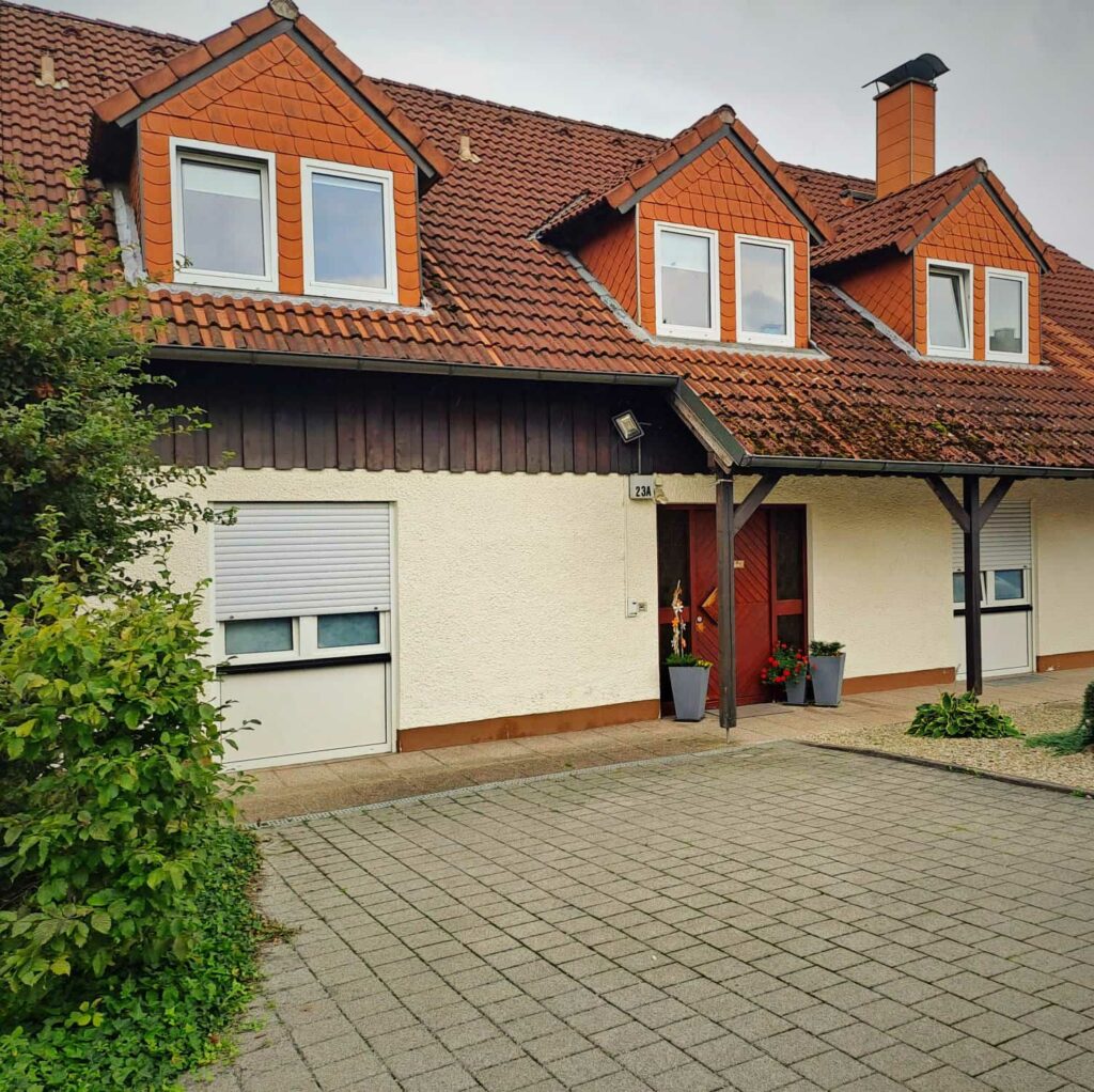 Das Haus der Diakonie Eckersdorf mit der WG. Hier gibt es Zimmer für Mitarbeitende.